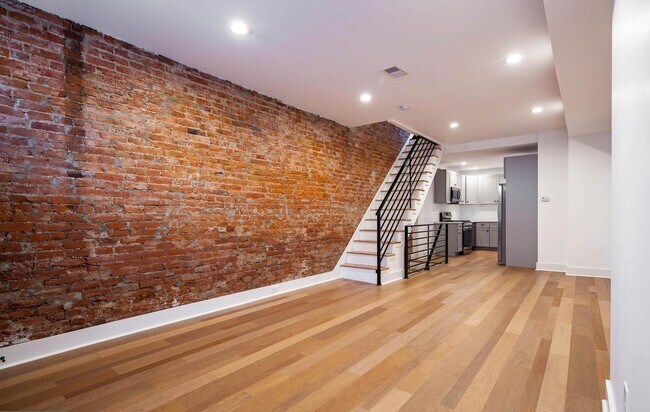 Building Photo - Unbelievable 3-Bed/2-Bath Townhouse in Gra...
