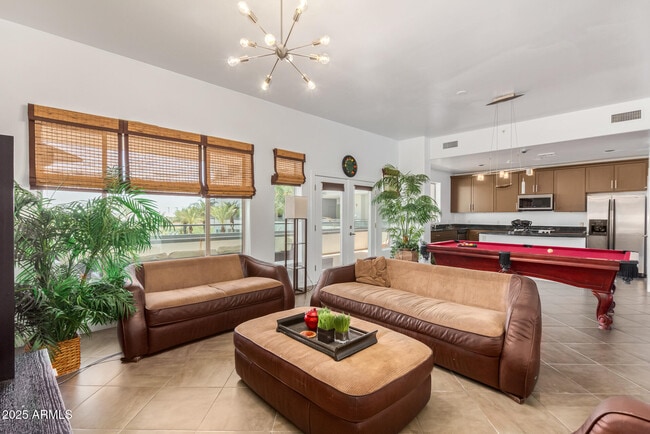 Building Photo - 945 E Playa Del Norte Dr