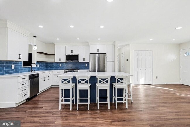 Building Photo - 906 Shelburne Rd