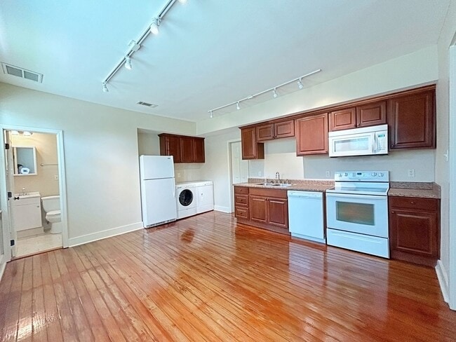 Building Photo - 2 Bedroom In the Garden District