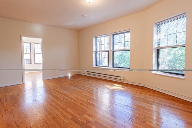 Building Photo - 662 W Cornelia Ave