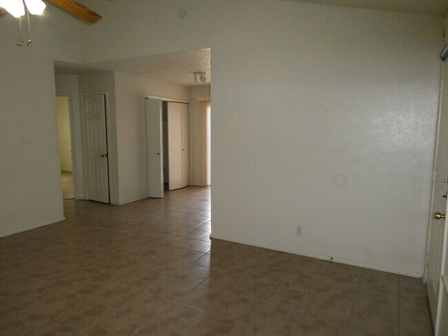 Foto del edificio - Key Properties3 (8705 Pineridge Dr)