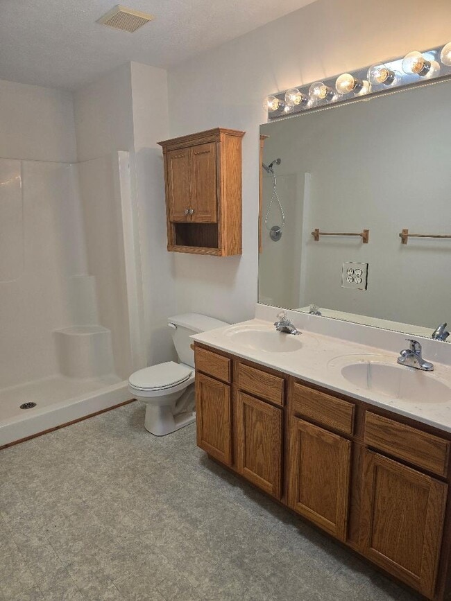 Building Photo - 21966 Springwood Ct