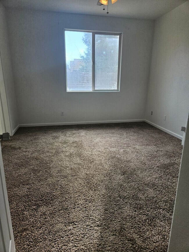 Foto del edificio - One story 4 bedroom nearby College