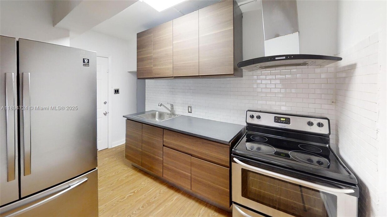 Foto principal - 4500 NW 195th St