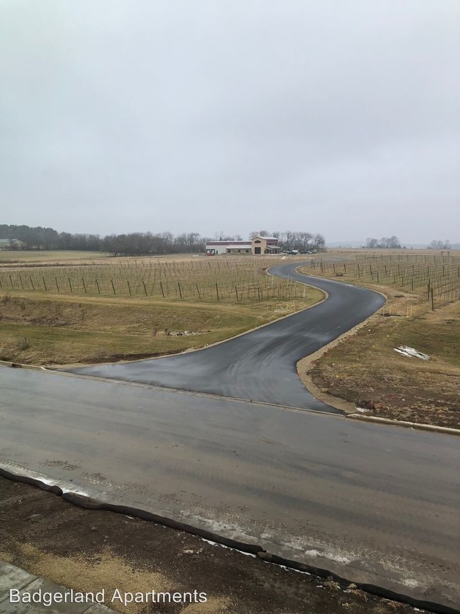 Building Photo - 802 Vineyard Dr