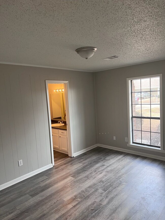 Building Photo - Renovated 3 Bedroom 2 Bath Home for Rent!