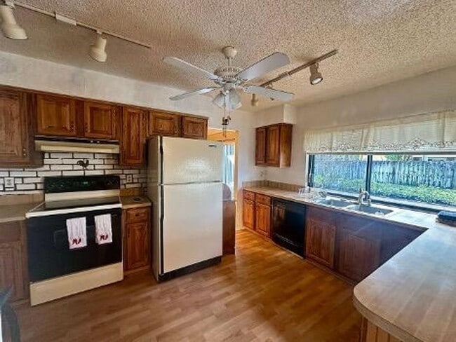 Foto del edificio - 4914 Acorn Dr