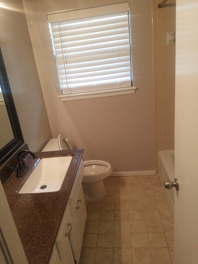hallway bathroom - 13105 Eastridge Dr