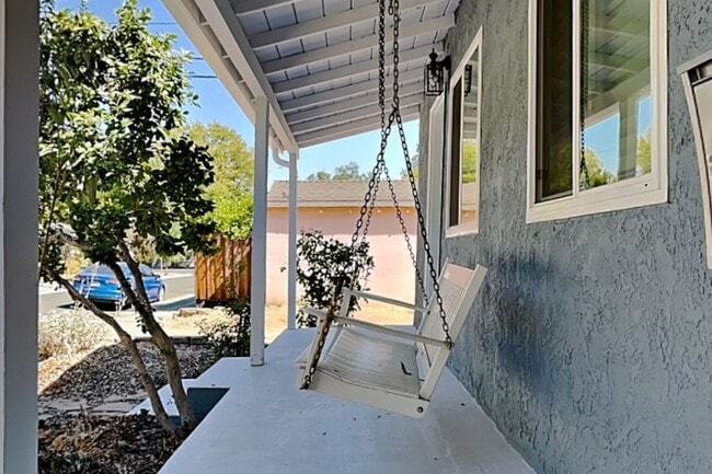 Building Photo - Spacious Colonial Heights Bungalow