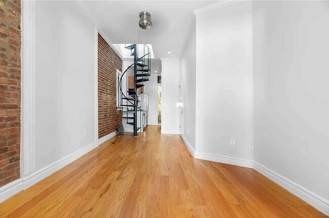 Foto del edificio - 724 Tenth Avenue