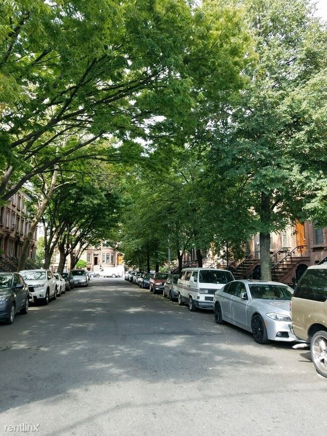 Foto del edificio - 24 Arlington Pl