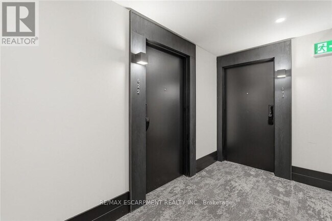 Building Photo - 461 Green Rd