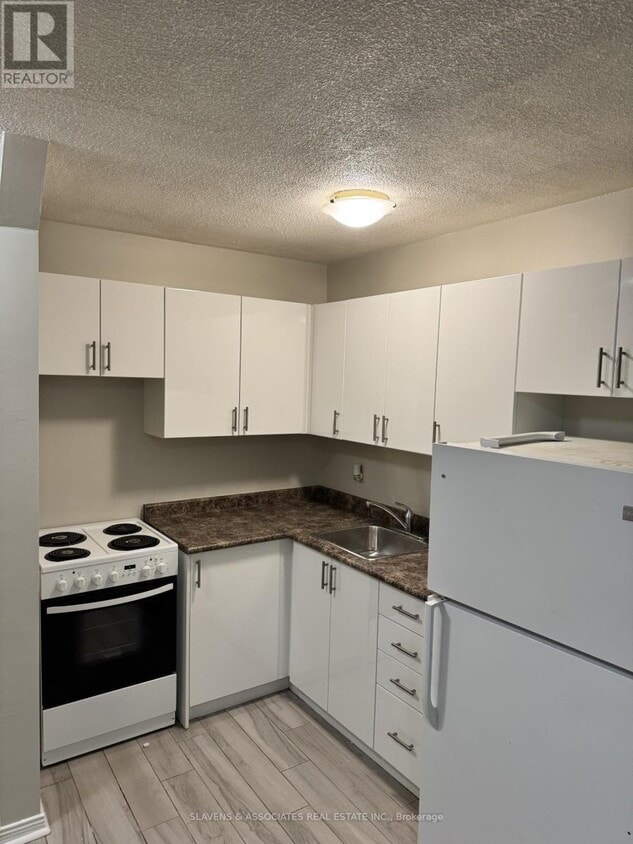 Building Photo - 45 King Ave E