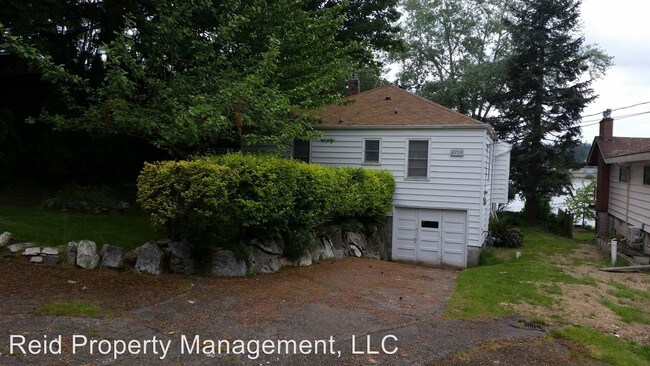 Building Photo - 2709 Marine Dr