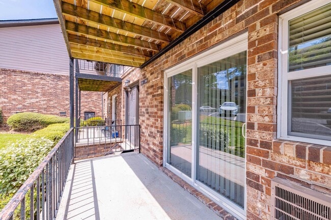 Building Photo - NEW 1x1!  Fantastic Emory area location - ...