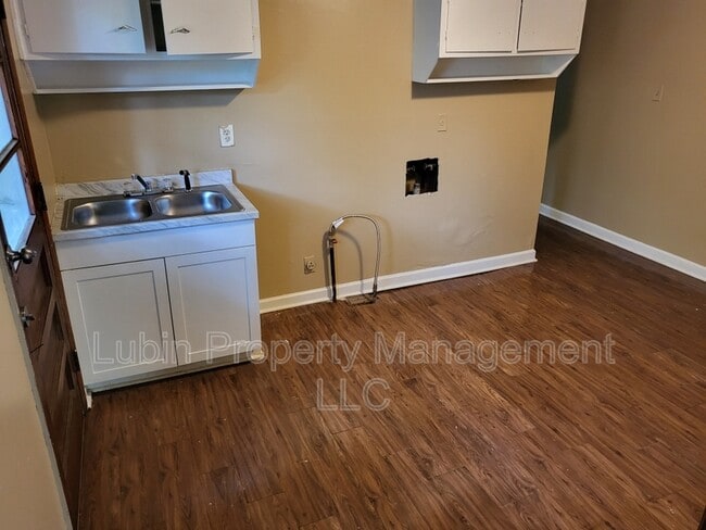 Building Photo - 2468 Yale Ave