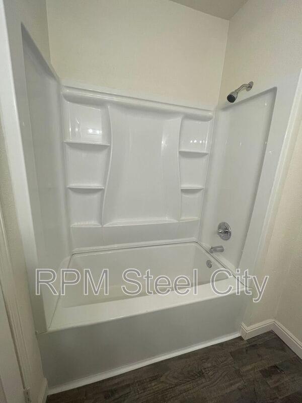 Building Photo - 511 W 12th St