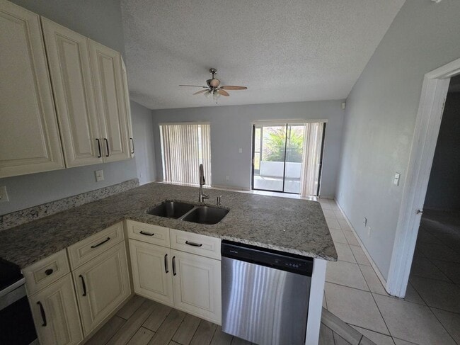 Building Photo - 310 Colonade Ct
