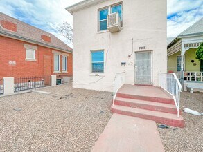 Building Photo - 809 N Virginia St