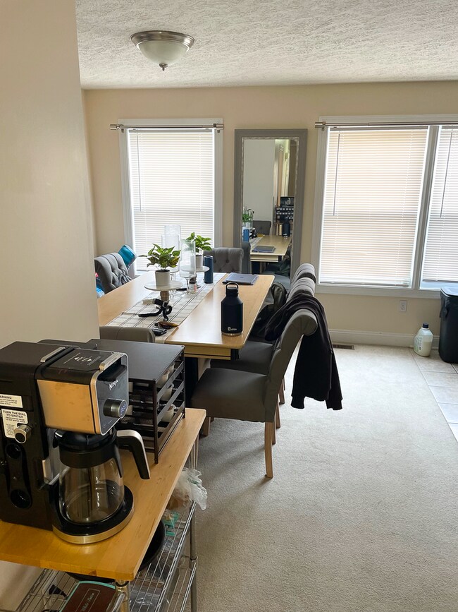 Foto del edificio - Available for the 2026-2027 lease term.