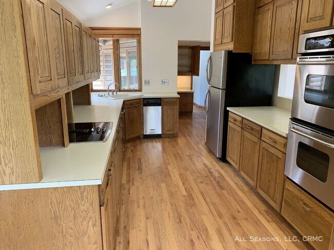 Building Photo - 1321 La Paloma Way