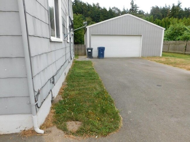 Building Photo - Two Story Single Family House with 2.5 Car Garage