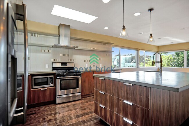 Building Photo - 2 BED & 2.5 BATH TOWNHOME FOR RENT