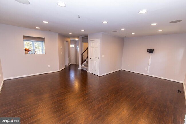 Foto del edificio - 614 Tuckahoe Creek Ct