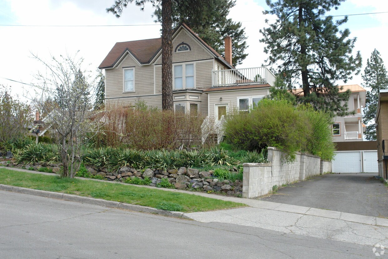 Building Photo - 2217 W 5th Ave