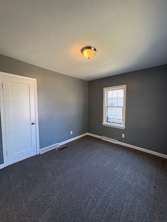 Building Photo - Two bedroom one bathroom home for rent