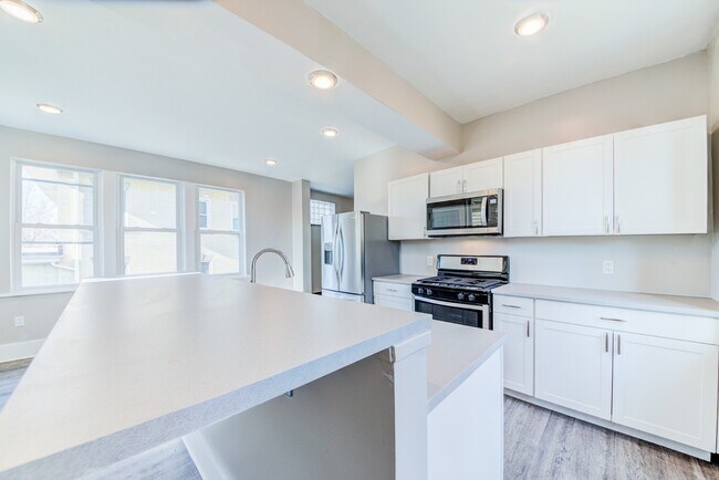 Foto del edificio - AVAILABLE JULY 2026 - MT. WASHINGTON 4 Bedroom + 3 Bath Home w/ OFF-STREET PARKING