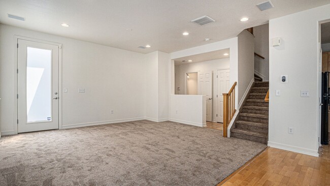 Foto del edificio - Charming 3BR/2.5BA Townhome with Attached ...