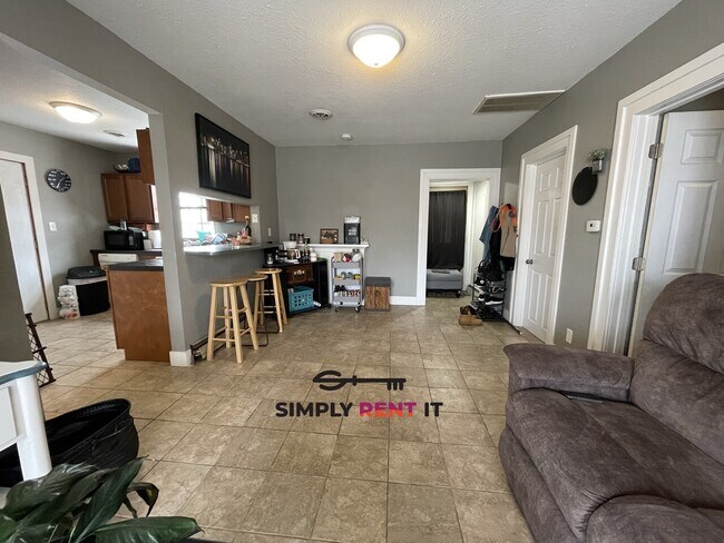 Building Photo - 3 Bedroom With Off-Street Parking Near Campus