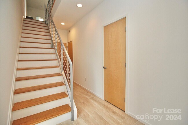Building Photo - 912 Greenleaf Ave