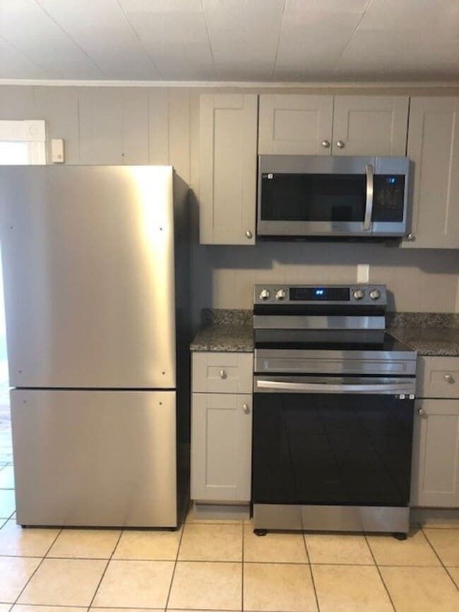 Building Photo - 53 Pool St