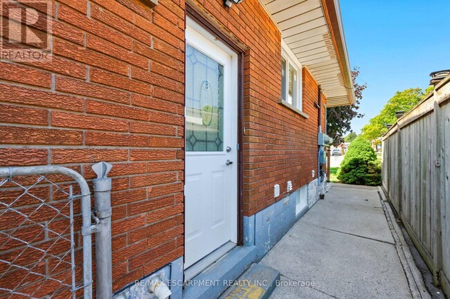Building Photo - 929 Upper Ottawa St