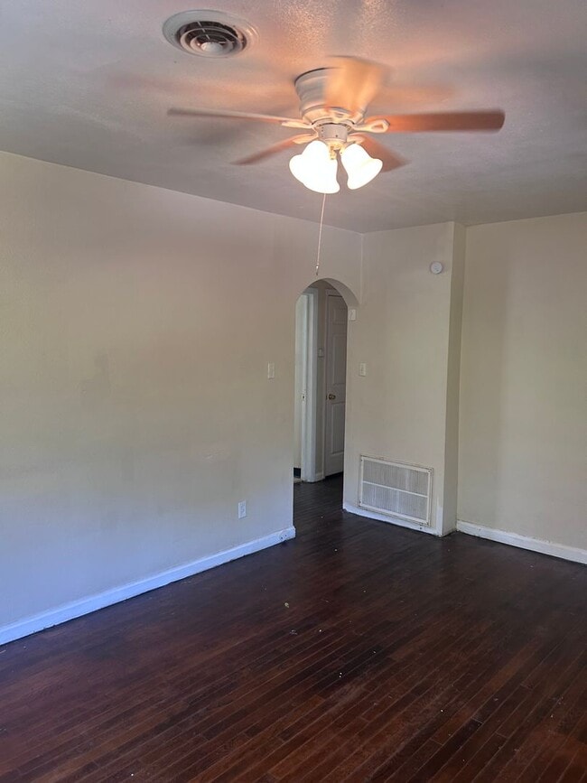 Building Photo - Charming 2 Bedroom 1 Bath House Rent Ready...