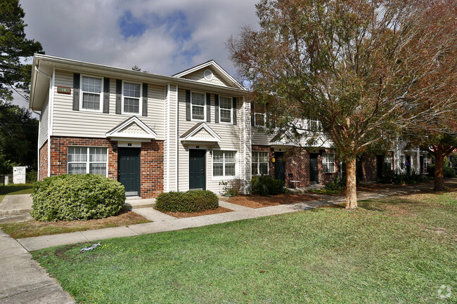 Building Photo - Live Oaks Apartments