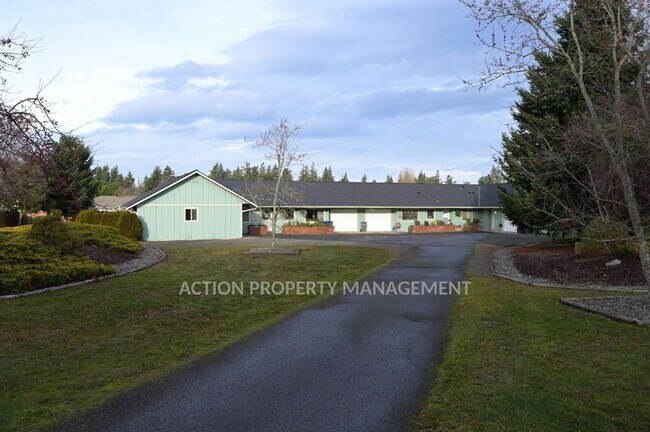 Foto del edificio - 2 bed, 2 bath, 1 car garage- water, sewer and yard care included!