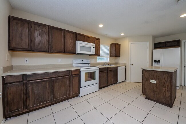 Building Photo - 1231 Heather Lake Dr