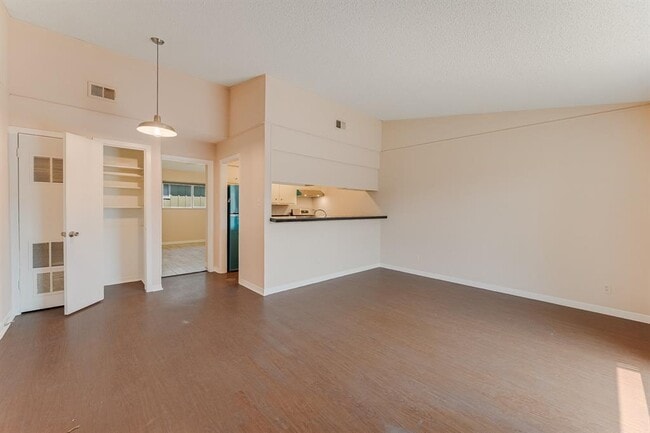 Building Photo - 610 W 51st St