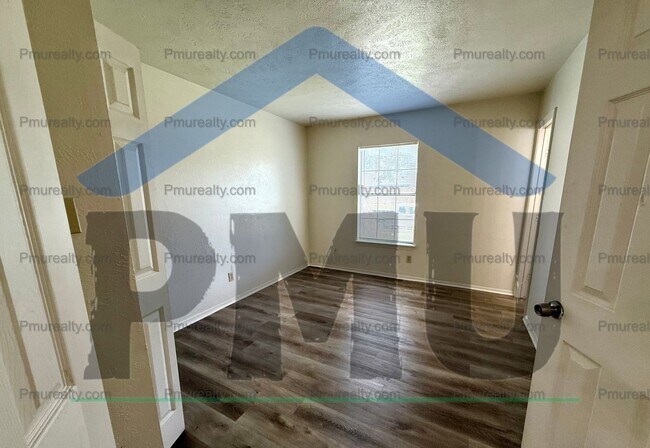 Foto del edificio - AVAILABLE NOW!!!  3-bedroom 2 bath half du...