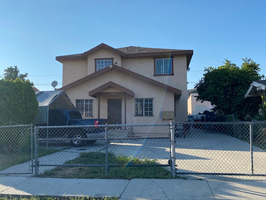 Primary Photo - 5125 Oakland St