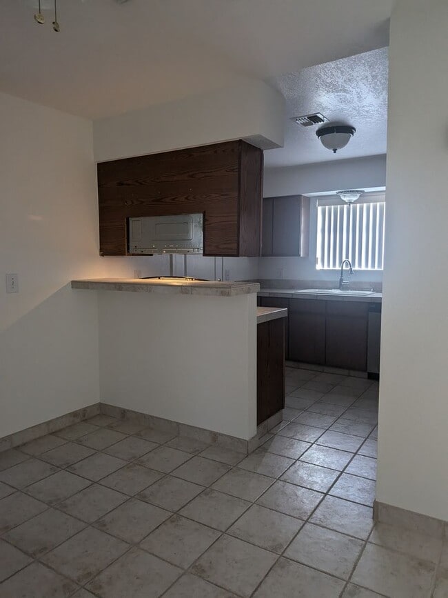 Building Photo - 1/2 off 1st Month's Rent!  Charming 3 Bedr...