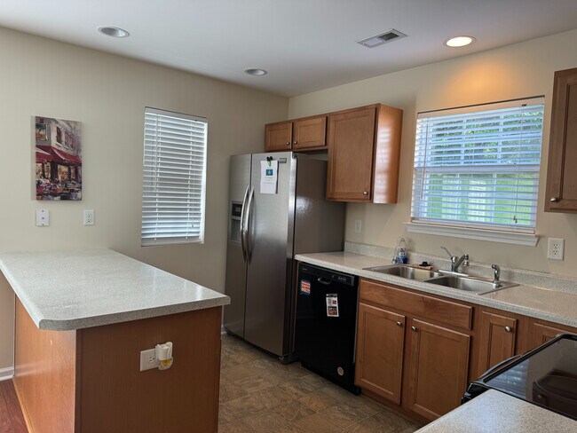Foto del edificio - Room in Townhome on Averette Hill Dr