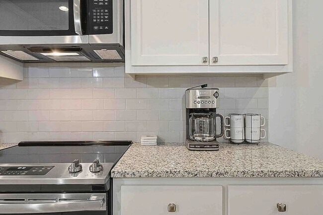 Foto del edificio - 2 Bedroom Furnished Rental Near LSU|Short Term & Long Term Options Available