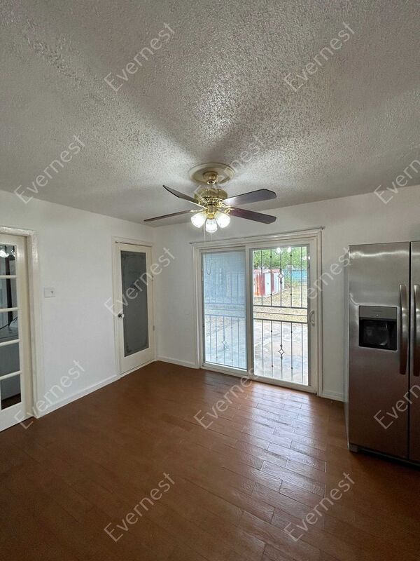 Foto del edificio - 5707 Timberrock Dr