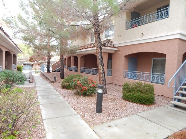 Foto del edificio - Cozy 1st-floor condo unit with 2 bedrooms and 2 bathrooms. Located in a guard-gated community in ...