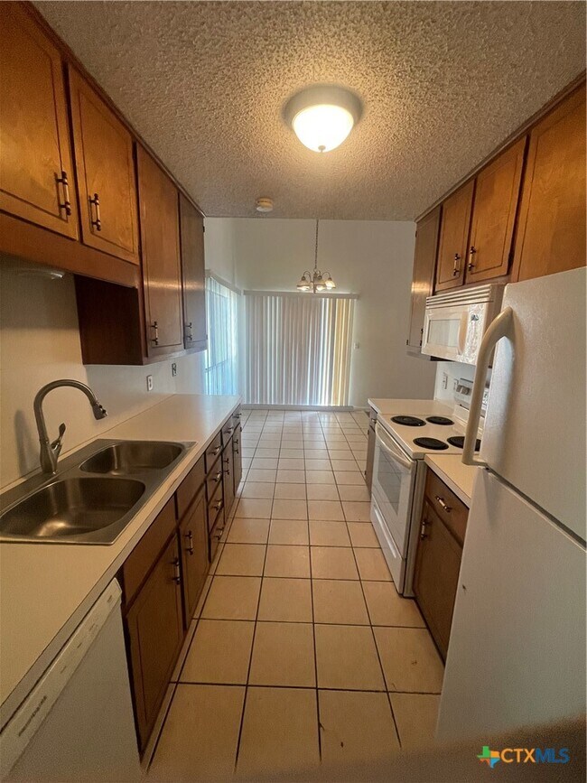 Foto del edificio - 513 Camelot Dr